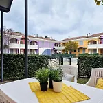 Appartement Poolside Garden Retreat