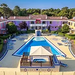 Poolside Garden Retreat Daire