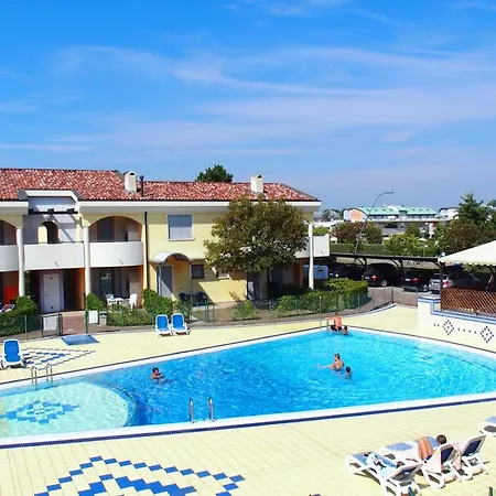 Διαμέρισμα Poolside Garden Retreat *