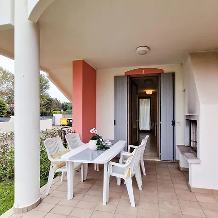 Poolside Garden Retreat Apartment *