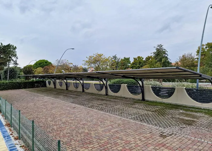 Appartement Poolside Garden Retreat